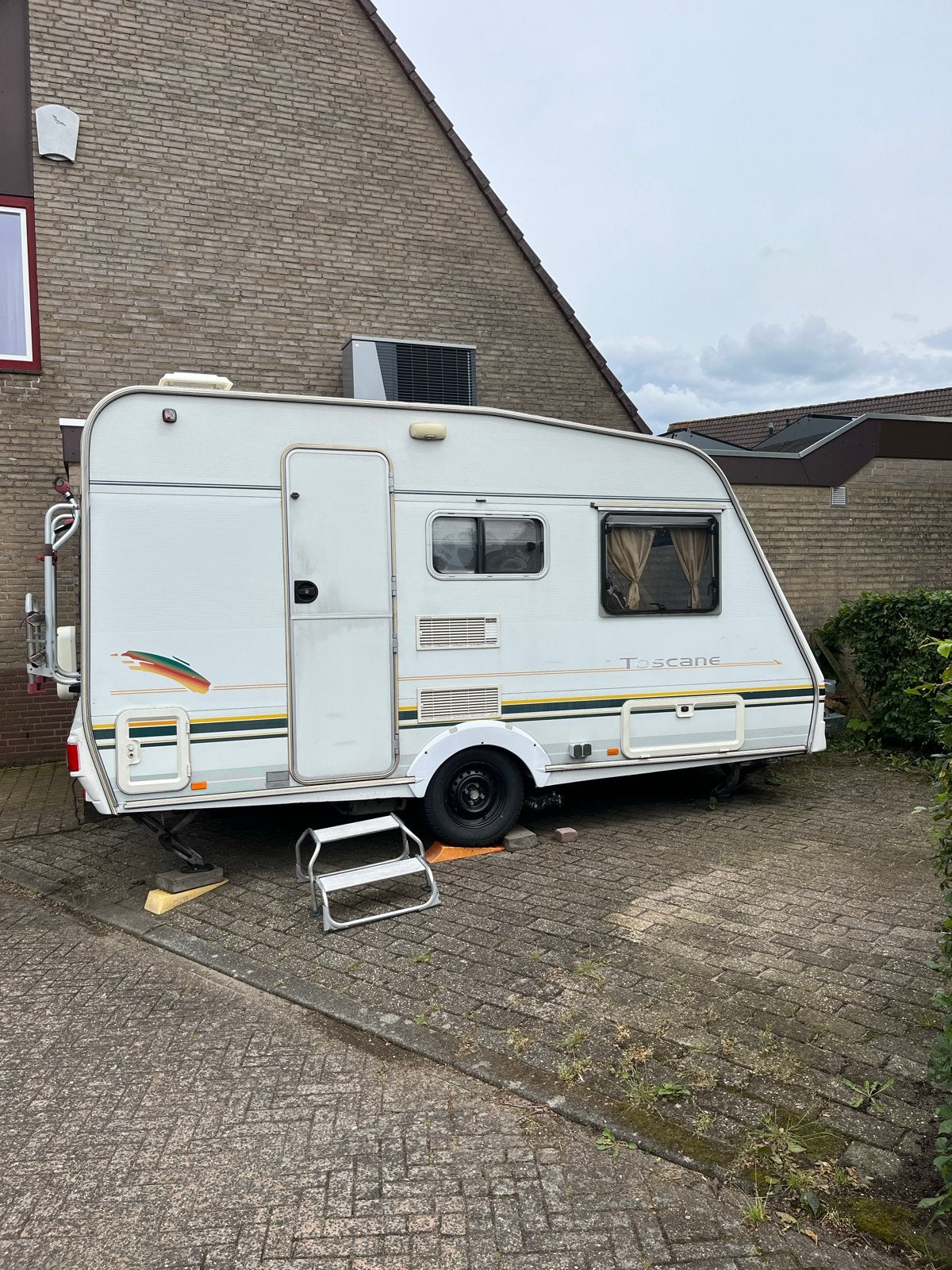 Swift Toscane caravan uit 1999 met mover en camera., Rondzit, Omvormbare zithoek, 750 - 1000 kg, Particulier