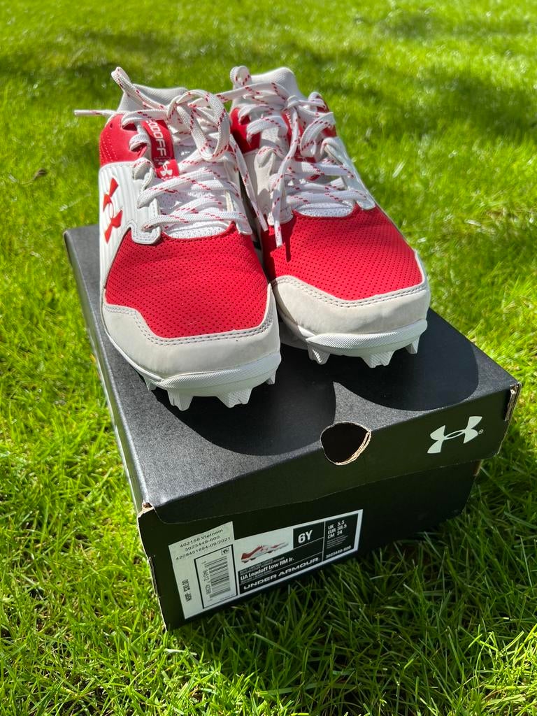 Korfbalschoen rood/wit UA Leadoff low jr. maat 38,5, Sport en Fitness, Korfbal, Ophalen of Verzenden, Zo goed als nieuw, Schoenen