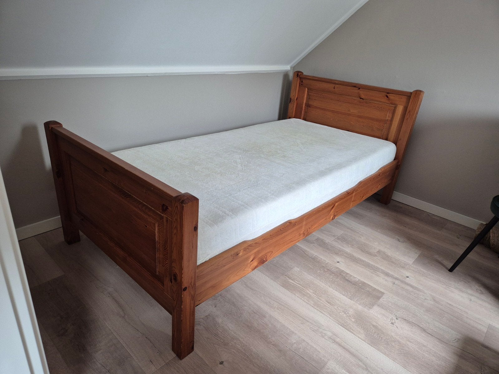 Grenen houten eenpersoonsbed 100x200cm met matras, Ophalen, Eenpersoons, Bruin, 200 cm