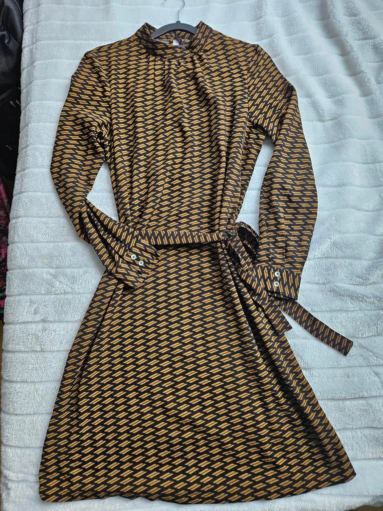 Only jurk met print en riem - Maat M, Kleding | Dames, Only, Bruin, Ophalen of Verzenden, Zo goed als nieuw