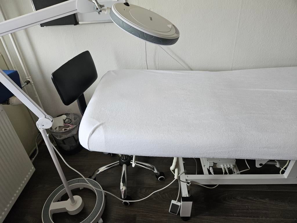 Comfort elektrische massage tafel beige kleur, Diensten en Vakmensen