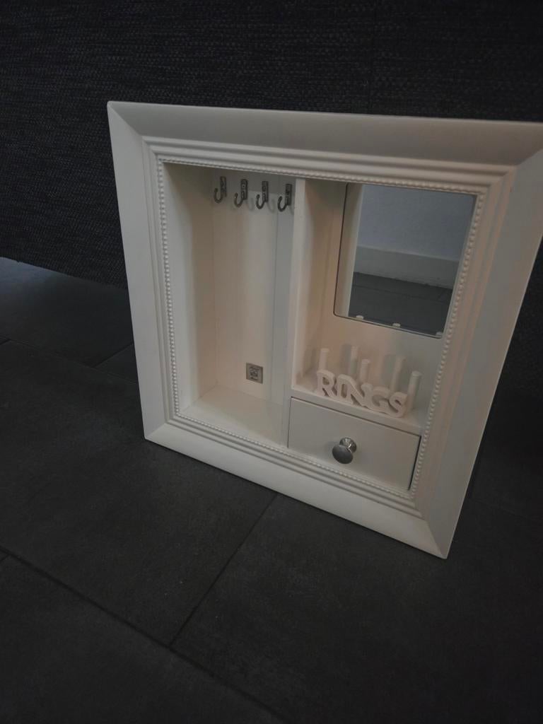 Riviera Maison Sieraden Wandkastje met Spiegel, Huis en Inrichting, Woonaccessoires | Wandplanken en Boekenplanken, Zo goed als nieuw