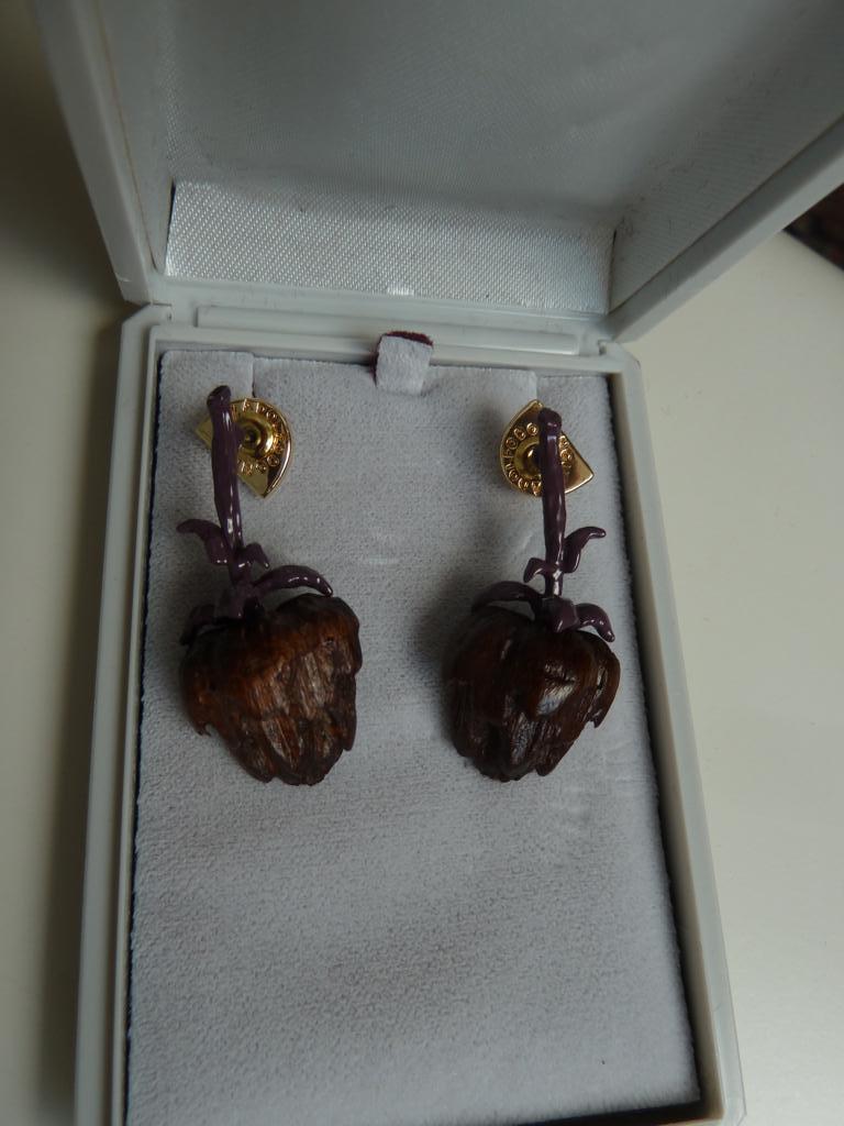 Adolfo Dominguez Spanje aparte houten oorbellen, vrucht, nw., Sieraden, Tassen en Uiterlijk, Overige materialen, Verzenden, Paars
