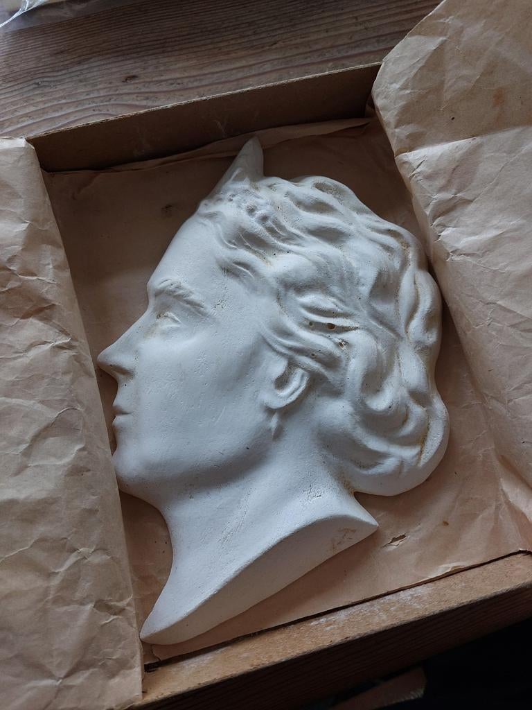 Gipsen reliëf van koningin Juliana, Ophalen