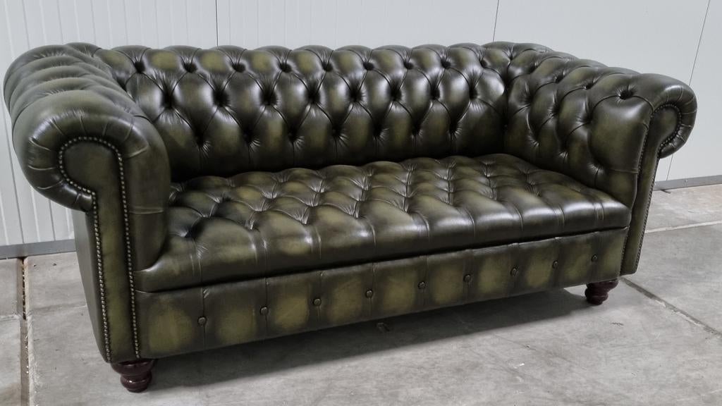 Showroommodel Chesterfield bank olijfgroen leer + BEZORGING, Chesterfield, Nieuw, Ophalen of Verzenden, Rechte bank