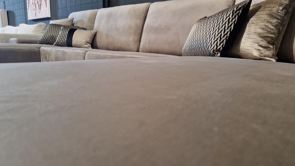 Foto 3 van Voorraad Actie | Velvet Taupe Hoekbank | Showroom Utrecht