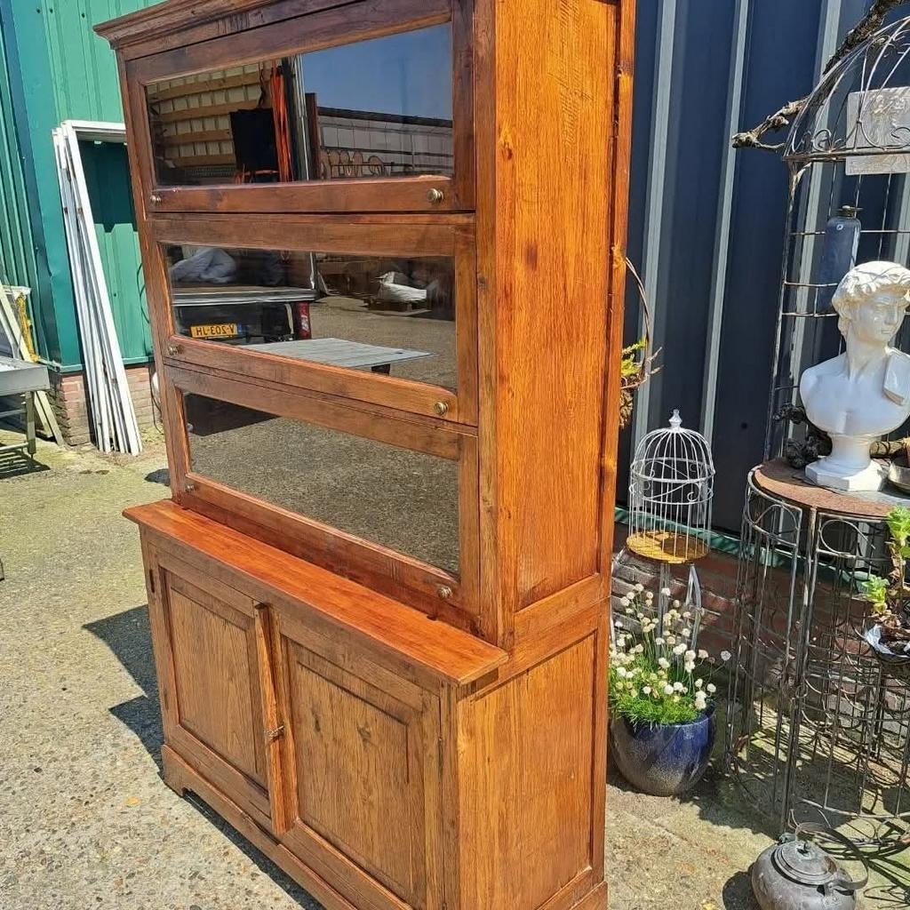 Foto 2 van Teakhouten vitrinekast, buffetkast, servieskast afm. 126x35/