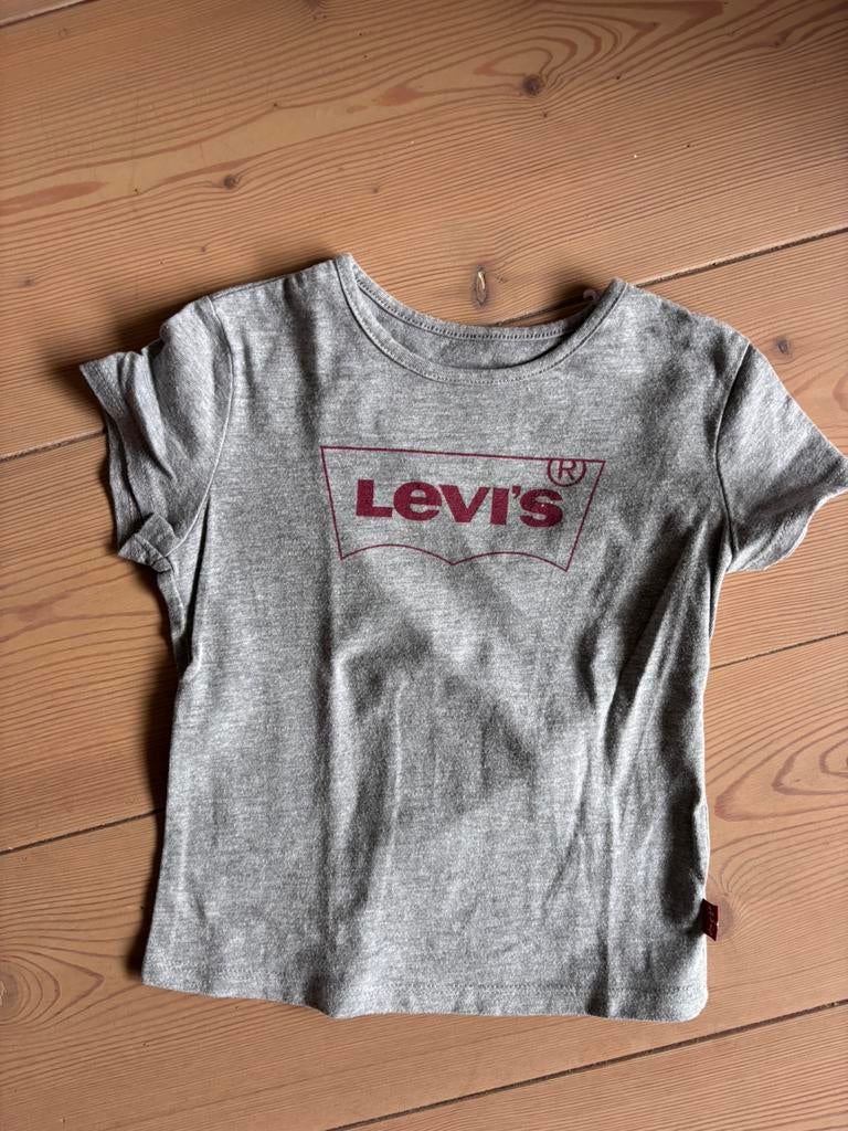 Levi’s leuk shirtje grijs/ rood meisje maat 116, Ophalen of Verzenden, Zo goed als nieuw, Meisje, Shirt of Longsleeve