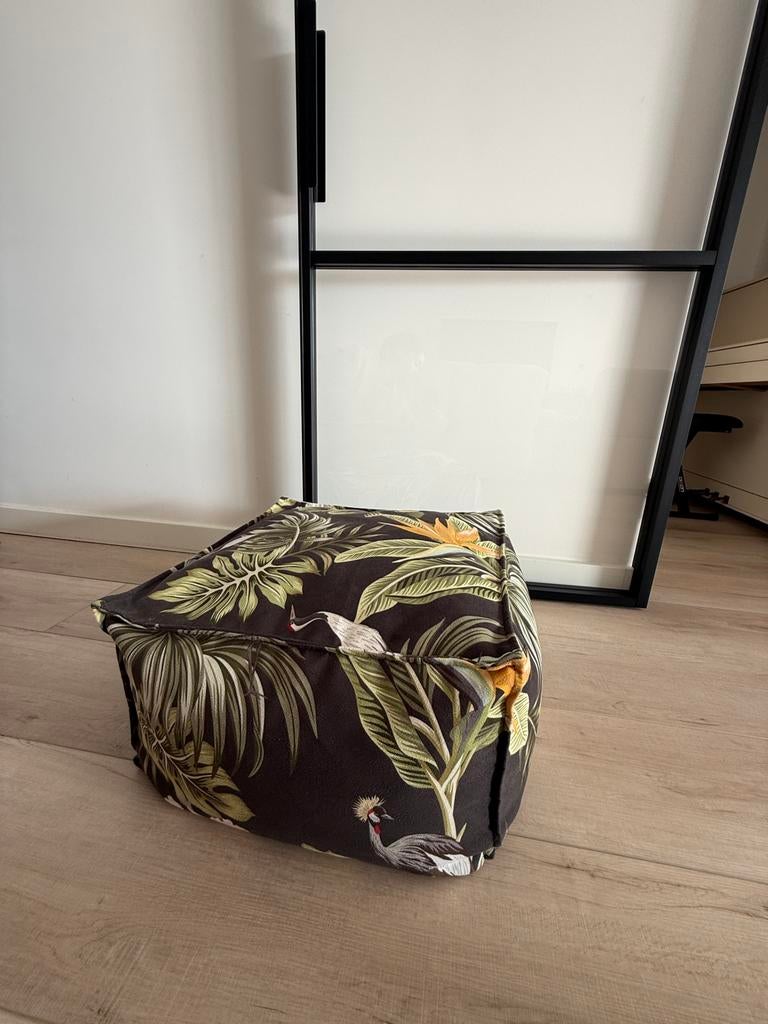 Leuke vierkante poef met tropische print, Huis en Inrichting, Banken | Voetenbanken en Poefen, Ophalen, Minder dan 50 cm, Gebruikt