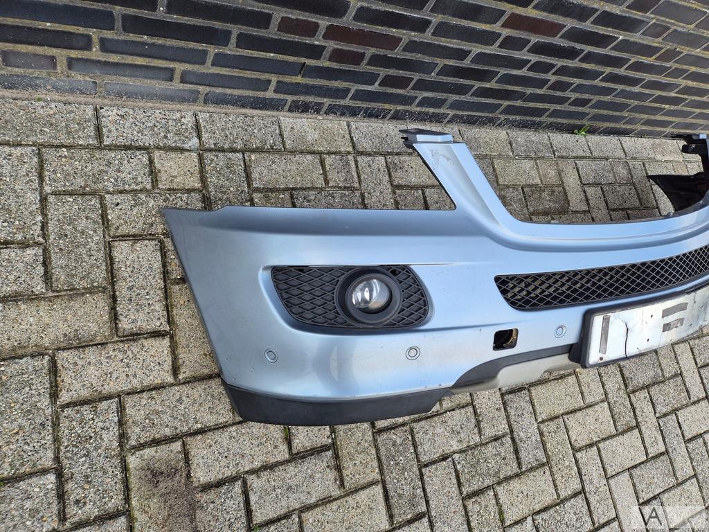 Mercedes ML W164 2005 - 2009 voorbumper met pdc blauw €350, Gebruikt, -, Voor, Ophalen of Verzenden