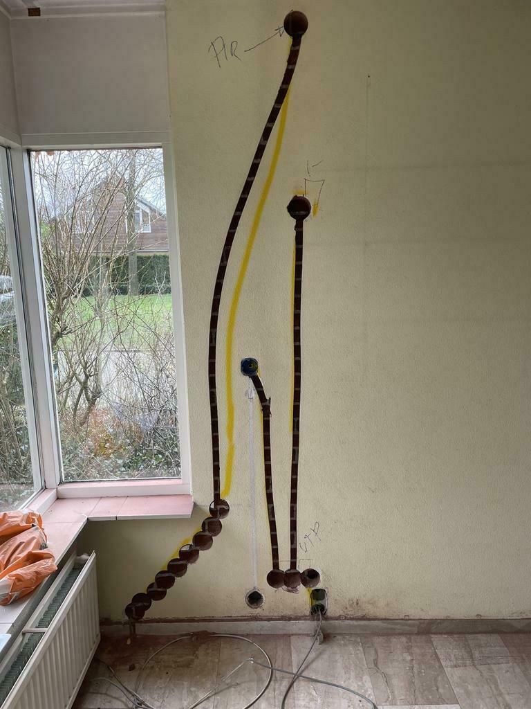 Sleuven frezen en dozen boren.Badkamers slopen!