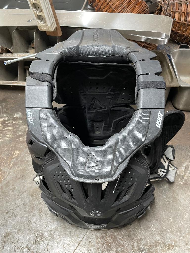Leatt bodyprotector met nekbreace, Motoren, Ophalen of Verzenden, Tweedehands, Motorcrosskleding
