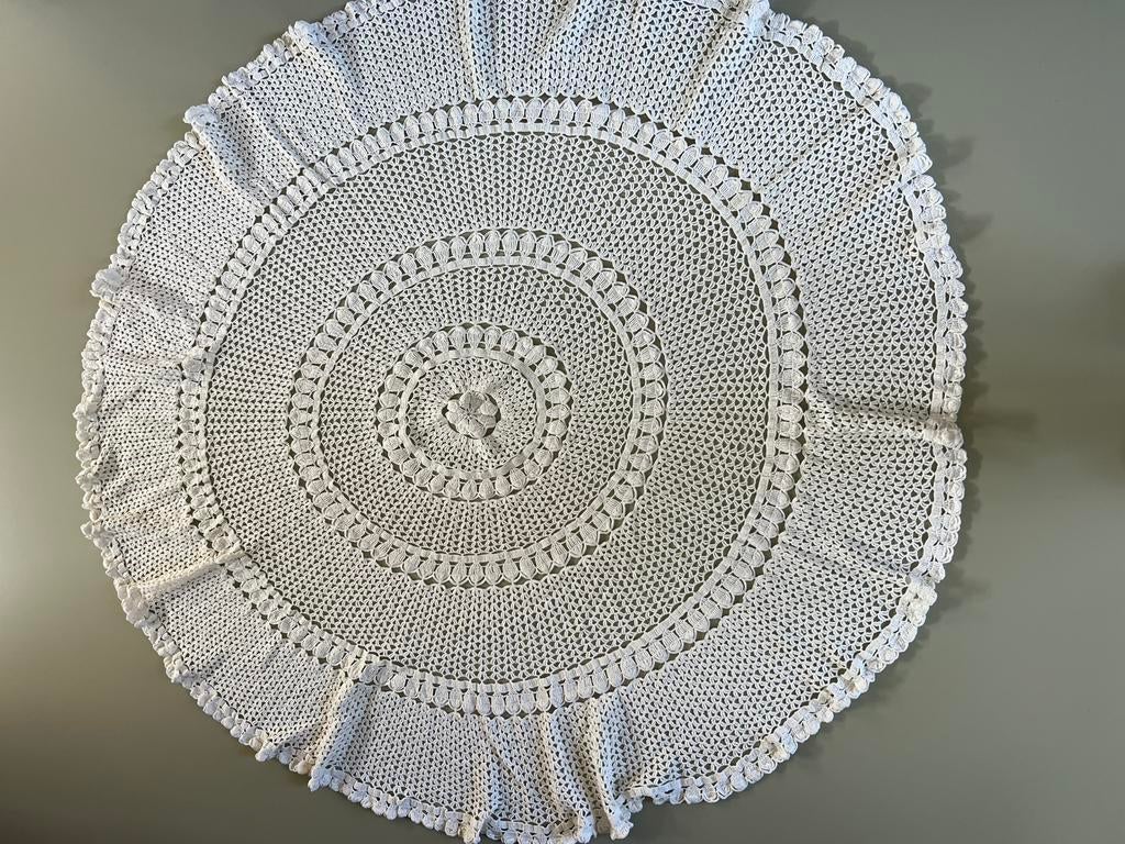 Rond gehaakt kleed kleur wit katoen afmeting 126cm diameter, Antiek en Kunst, Antiek | Kleden en Textiel, Ophalen of Verzenden