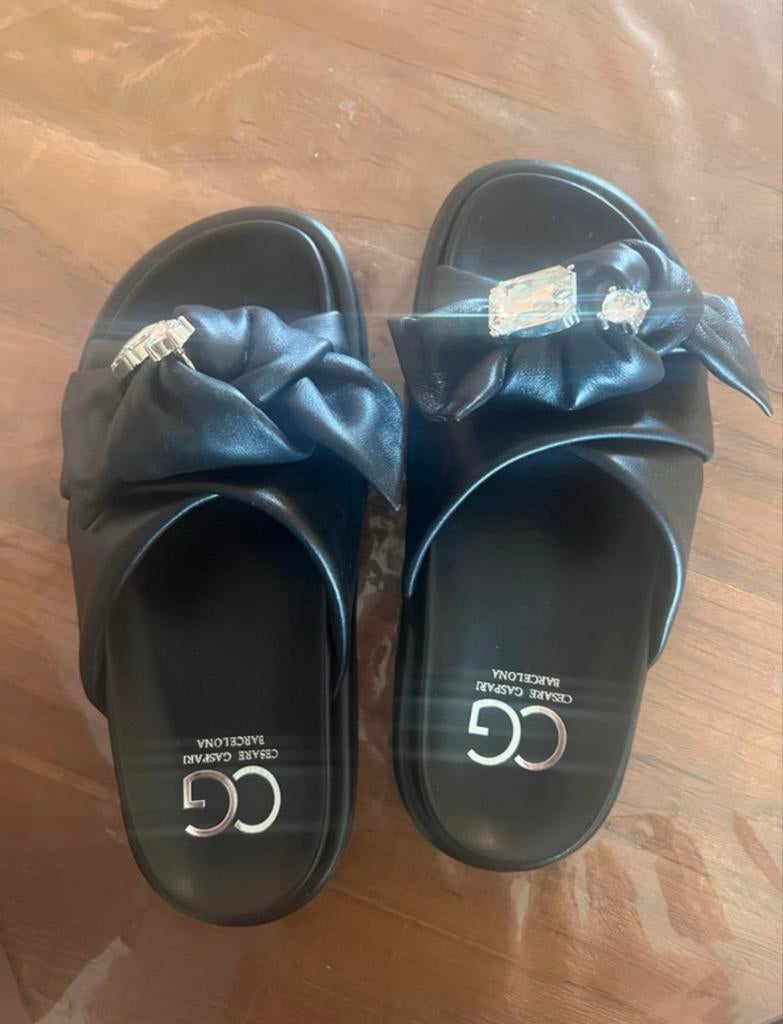 Nieuw! Slippers Cesare Gaspari maat 38, Slippers, Zwart, Nieuw, Ophalen of Verzenden