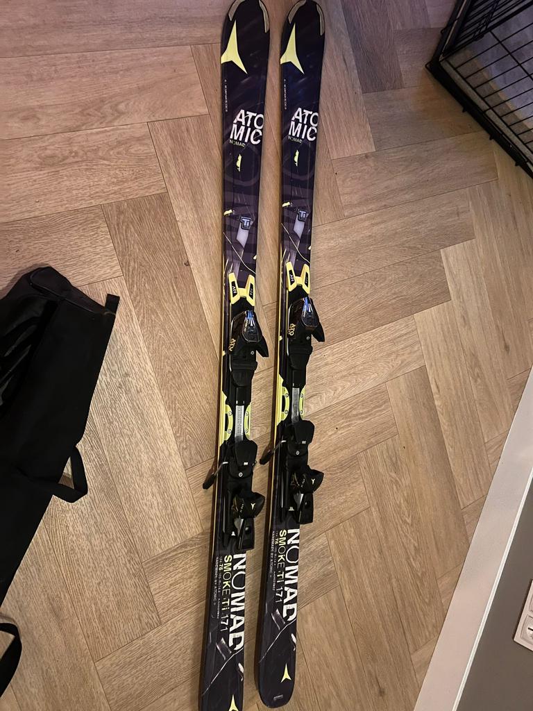 Atomic ski’s + ski stokken + ski tas, Ophalen, 160 tot 180 cm, Zo goed als nieuw, Atomic