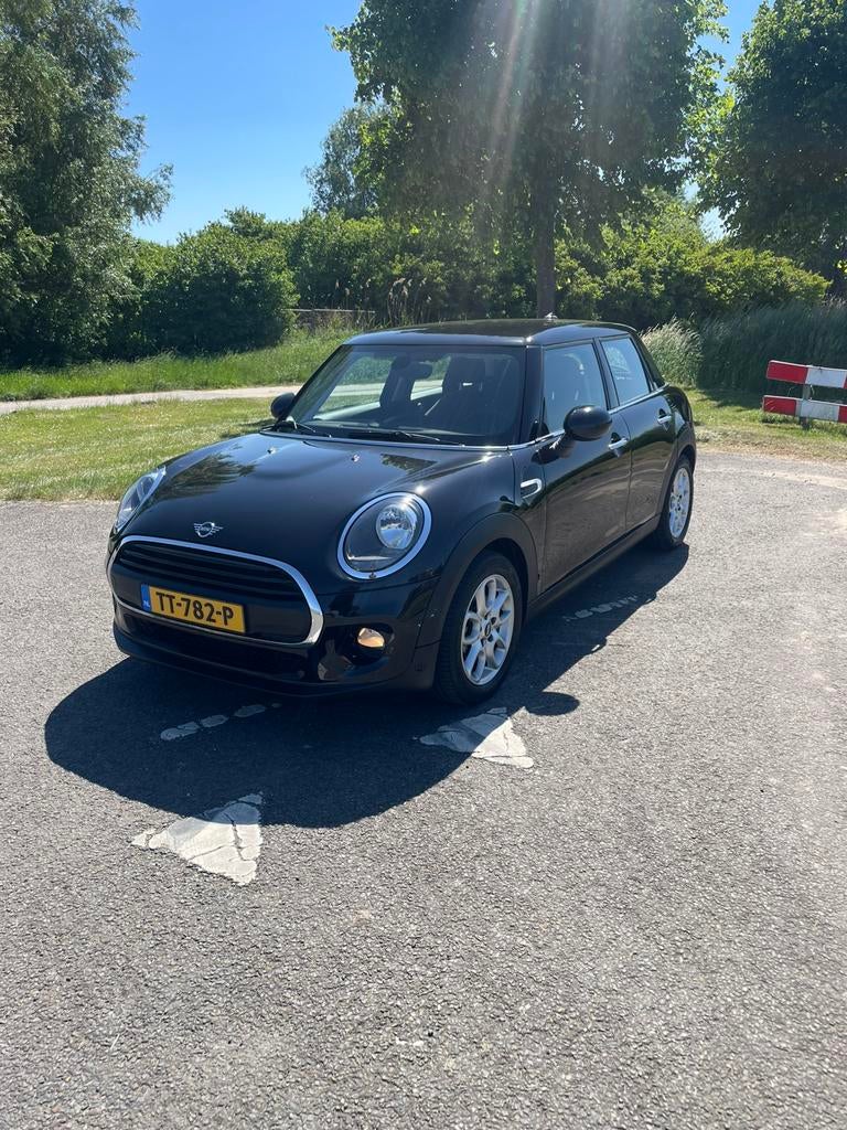 Mini 5-deurs (f55) 1.5 102pk 2018 Zwart, Auto's, Mini, Voorwielaandrijving, Stof, Zwart, 1175 kg