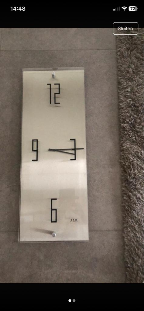 Moderne Wandklok B&W, Huis en Inrichting, Woonaccessoires | Klokken, Ophalen, Zo goed als nieuw, Analoog, Wandklok