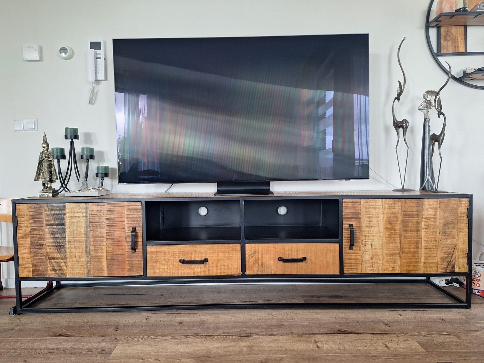 Industrieel TV-meubel van mangohout, Huis en Inrichting, Kasten | Televisiemeubels, Ophalen, Zo goed als nieuw, 200 cm of meer