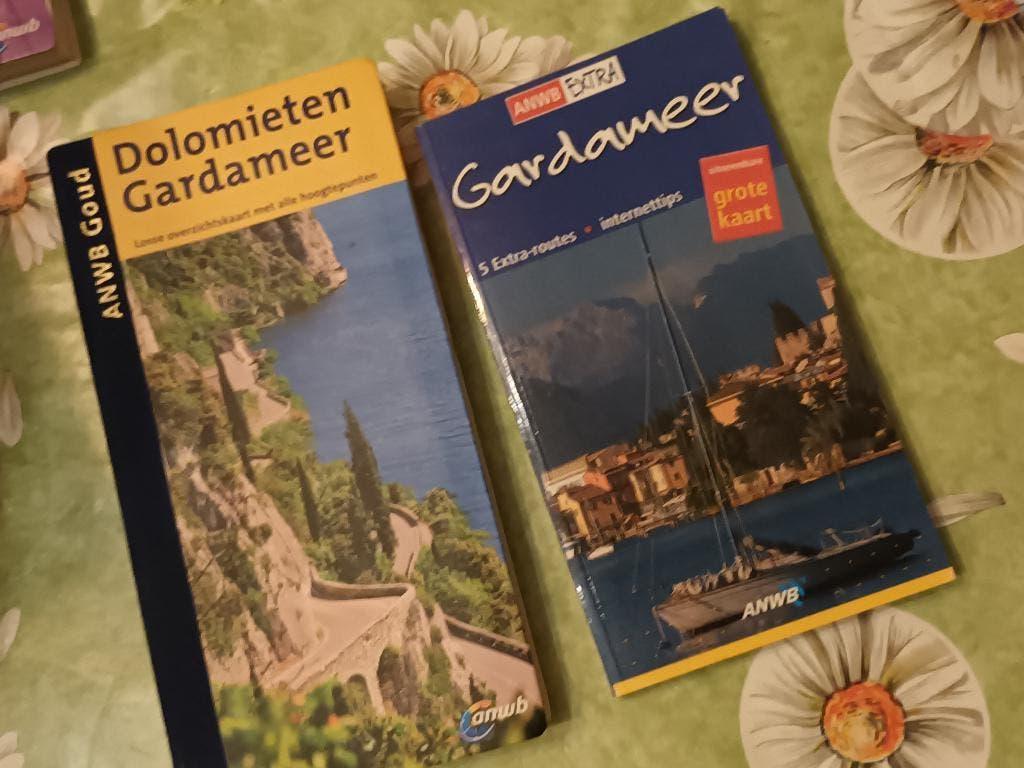 2 reisgidsen Dolomieten Gardameer Noord Italie ANWB Goud, Boeken, Reisgidsen, Overige merken, Europa, Ophalen of Verzenden, Reisgids of -boek