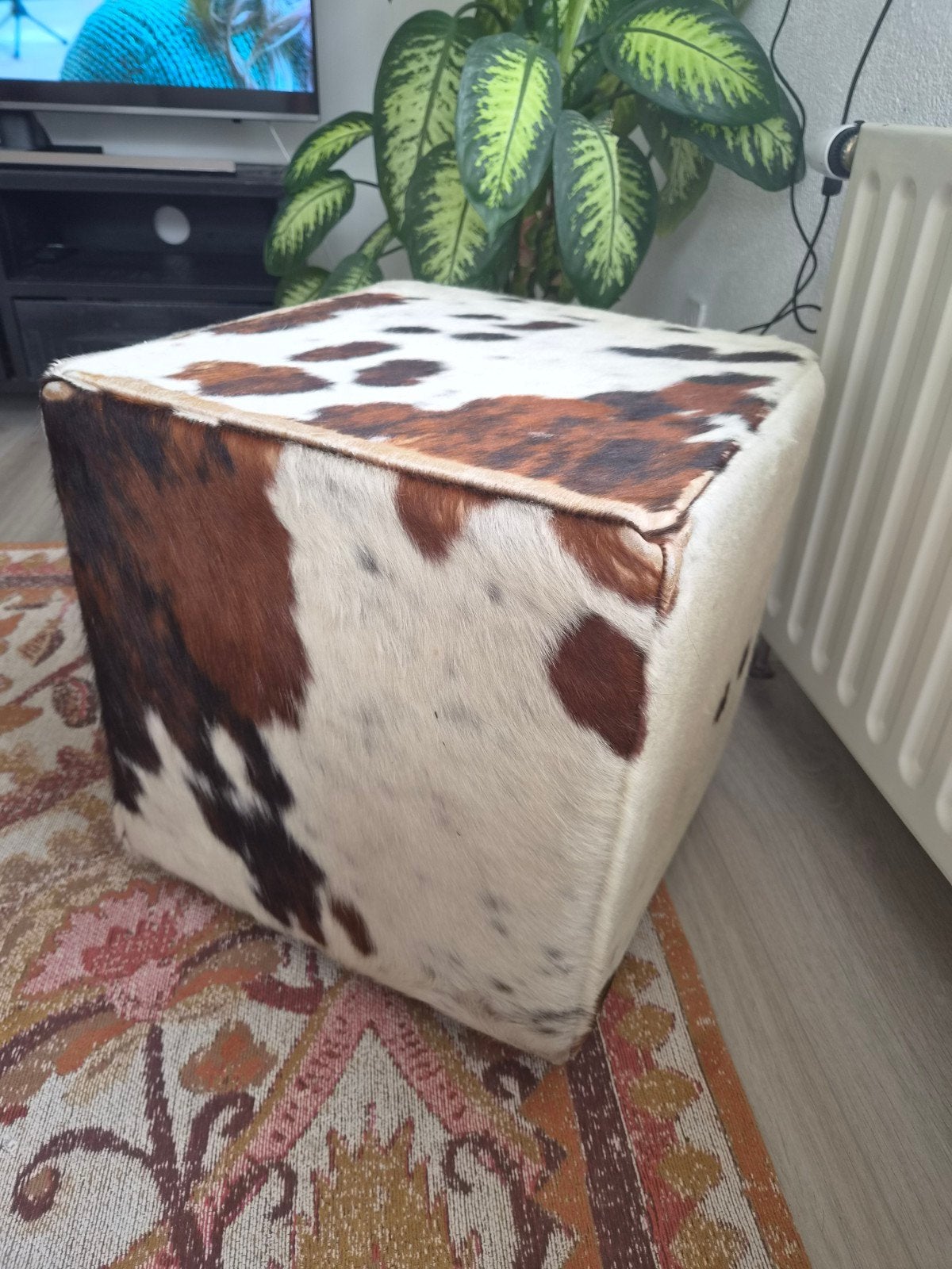 Leuke poef van koeienhuid - Gebruikt maar prima in orde, Minder dan 50 cm, Gebruikt, Vierkant, Minder dan 50 cm