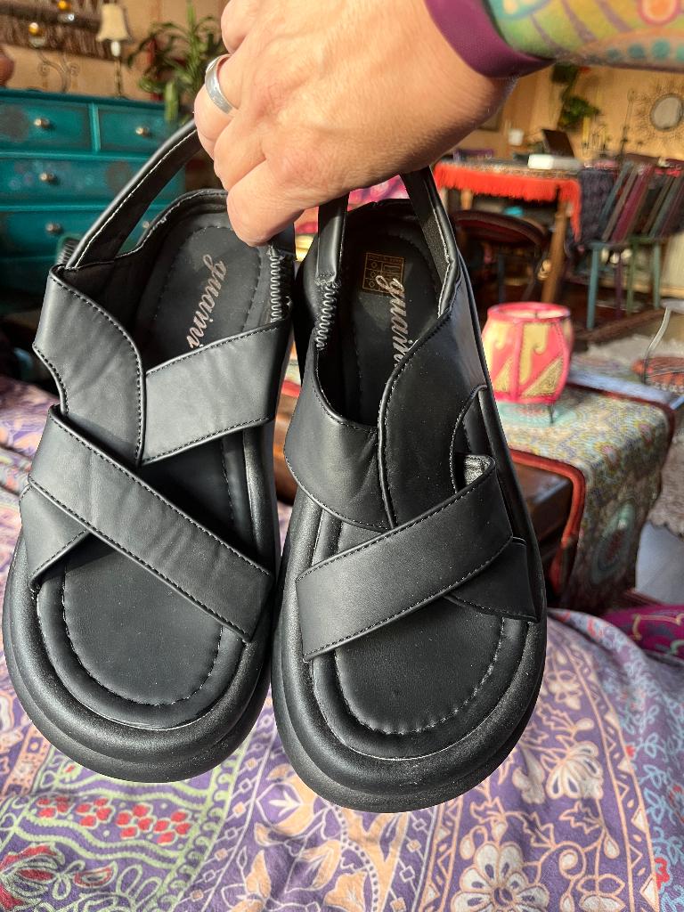Splinternieuwe sandalen met kruisbandjes maat 39 nu 34,99€, Kleding | Dames, Schoenen, Guaini, Zwart, Nieuw, Sandalen of Muiltjes