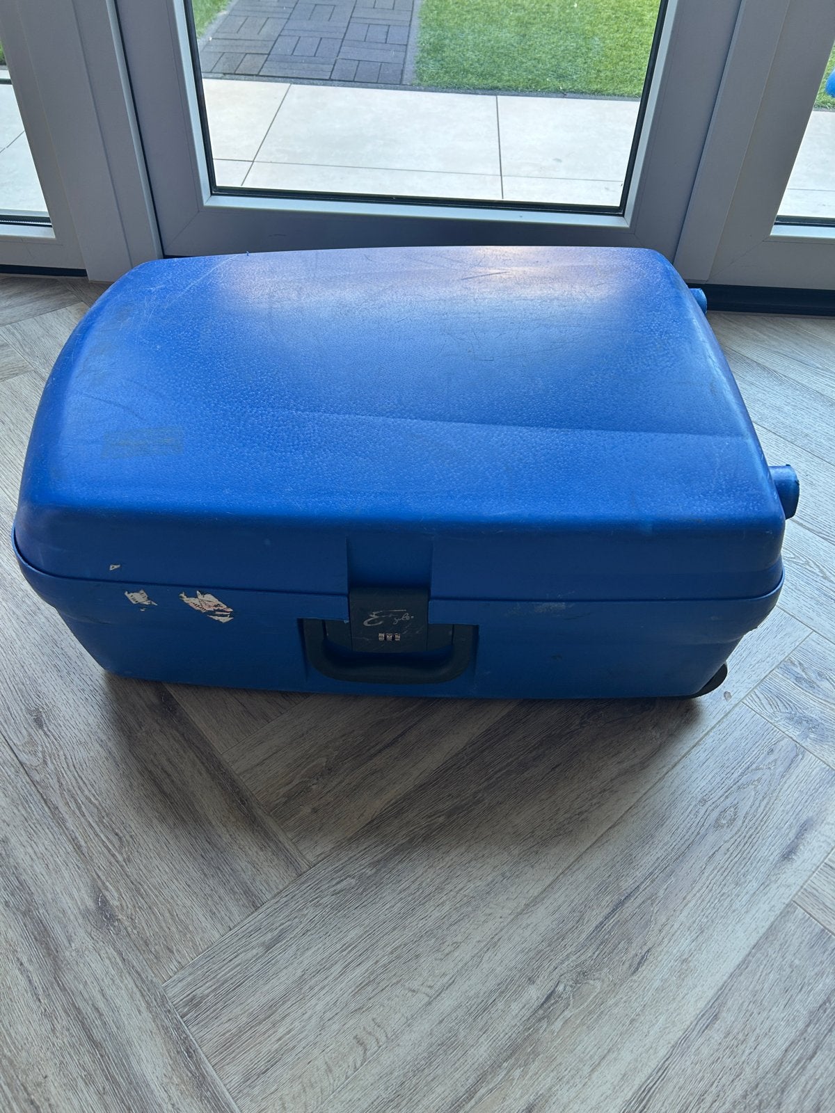 GRATIS: Grote koffer met wieltjes en uitschuifbare handgreep, Ophalen, Gebruikt, Hard kunststof, 45 tot 55 cm