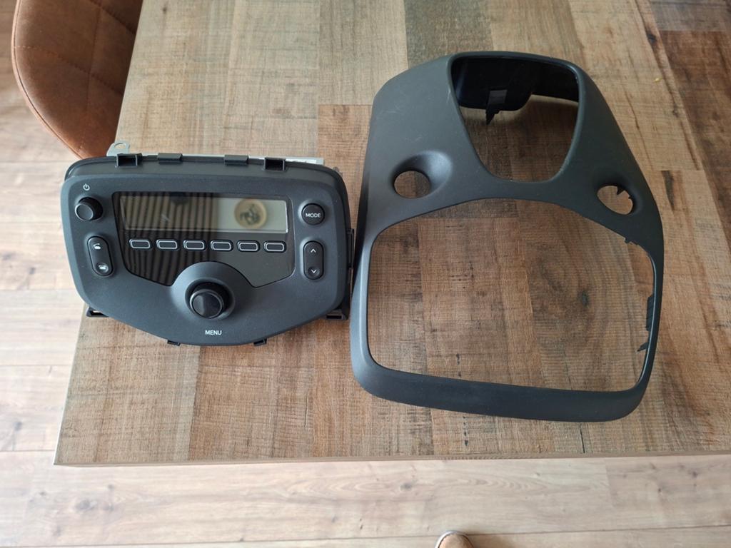 Radio met dashboardframe voor Toyota Aygo, Auto diversen, Autoradio's, Ophalen of Verzenden, Gebruikt
