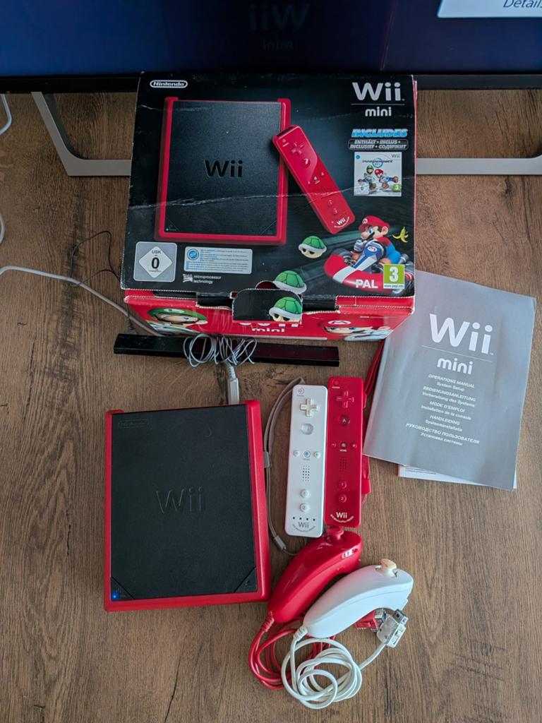 Wii Mini Rood - Console met 2 controllers, Spelcomputers en Games, Spelcomputers | Nintendo Wii, Gebruikt, Met 2 controllers, Ophalen