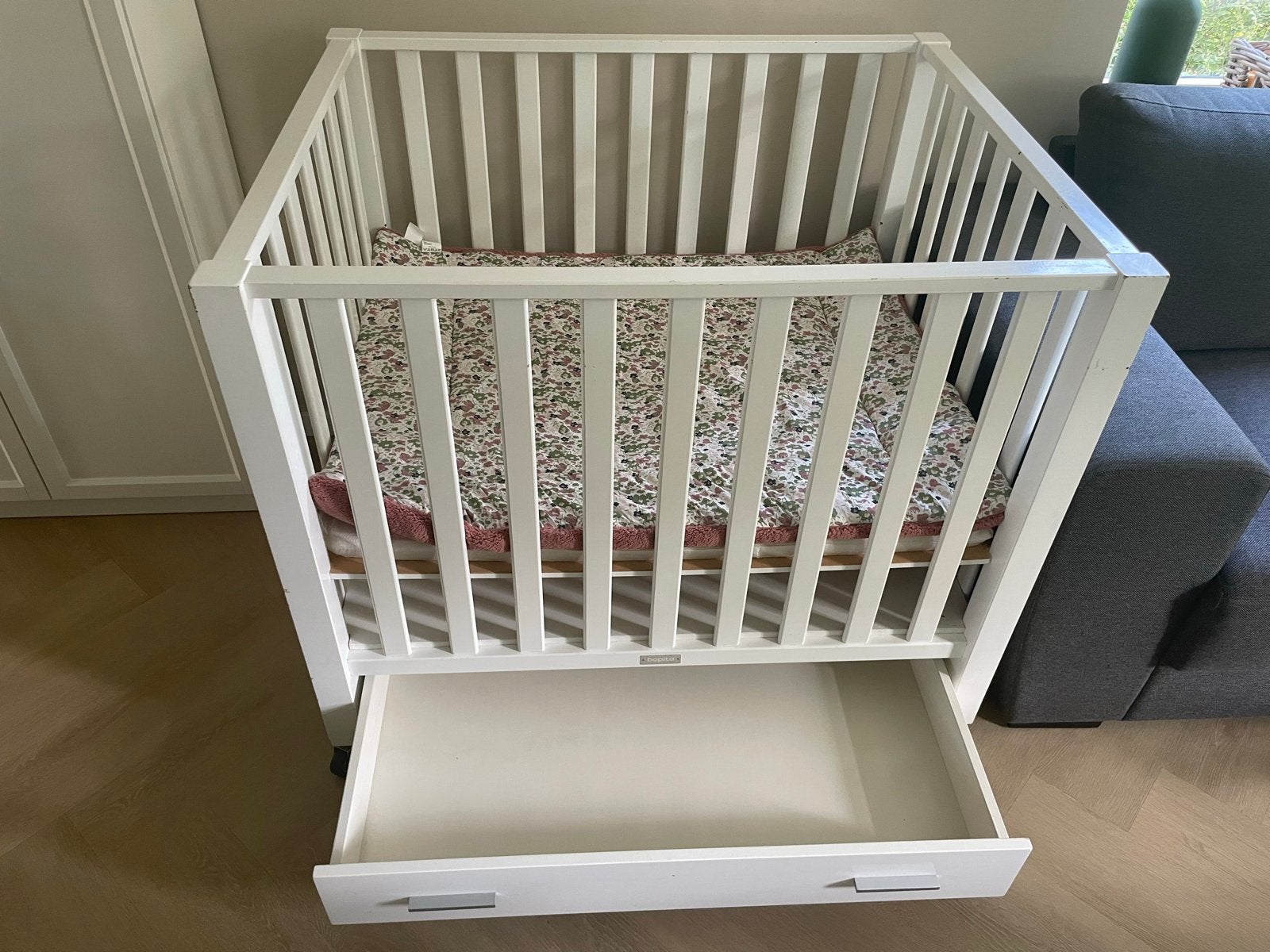 Witte box met lade en wieltjes - Exclusief boxkleed, Kinderen en Baby's, Boxen, Gebruikt, Rechthoekig, In hoogte verstelbaar, Ophalen