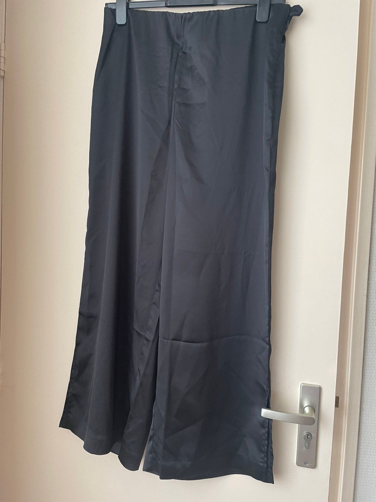 Zwarte soepele glanzende broek 46, Zwart, Maat 46/48 (XL) of groter, Nieuw, Ophalen of Verzenden