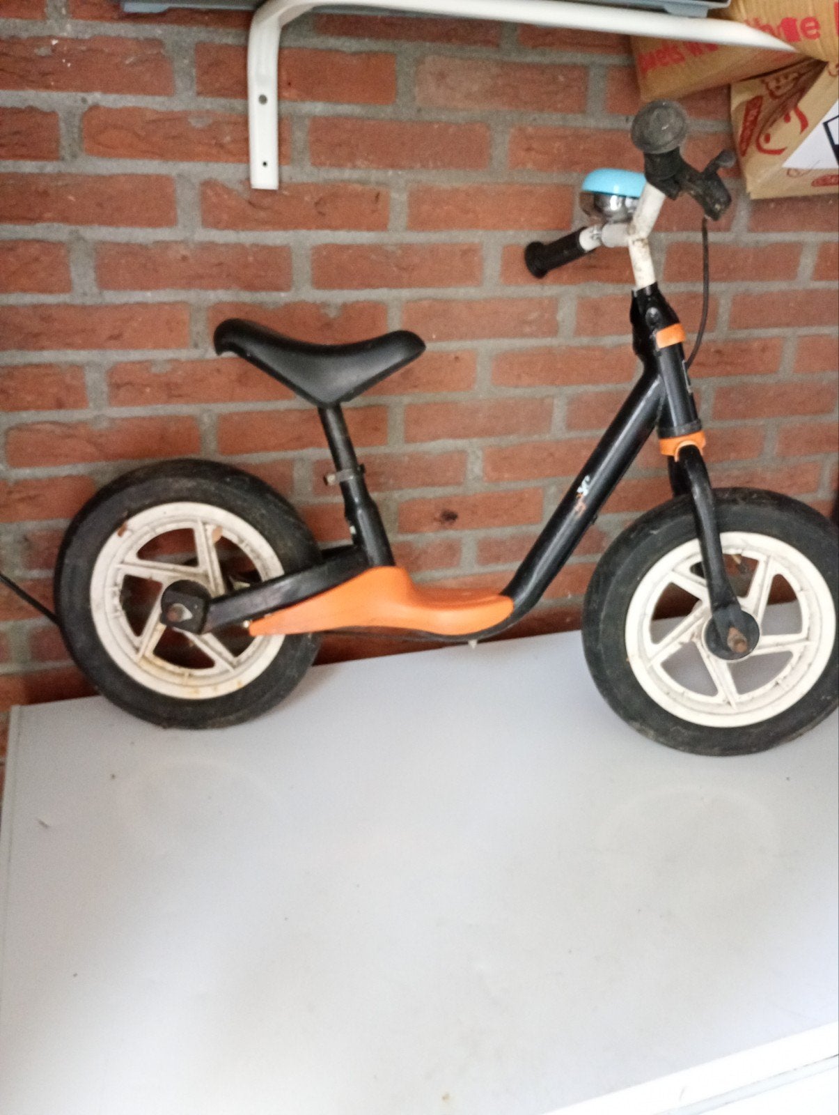 Gebruikte Puky loopfiets, zwart/oranje, 12 inch met handrem, Fietsen en Brommers, Ophalen, Gebruikt, Velgrem, Puky