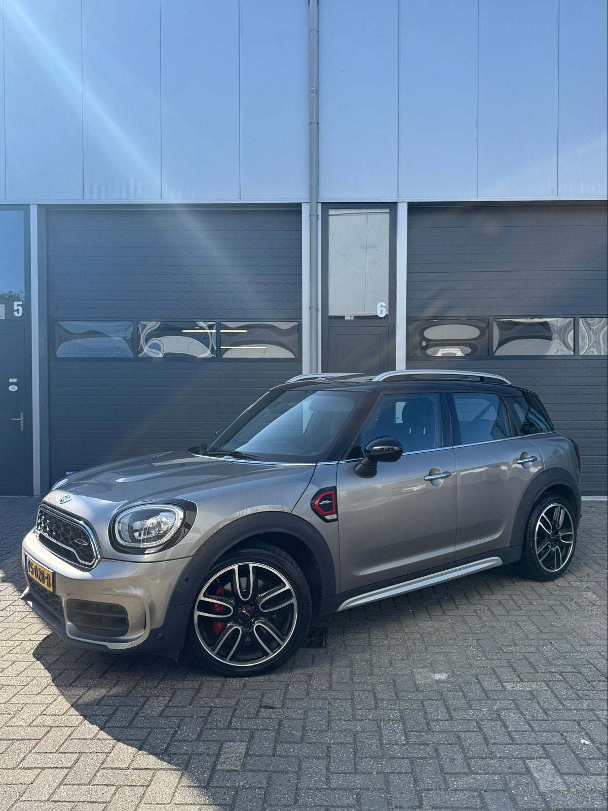 Mini Countryman 2.0 John Cooper Works 2017 Grijs NL PANO, 1998 cc, 1800 kg, Zwart, Handgeschakeld