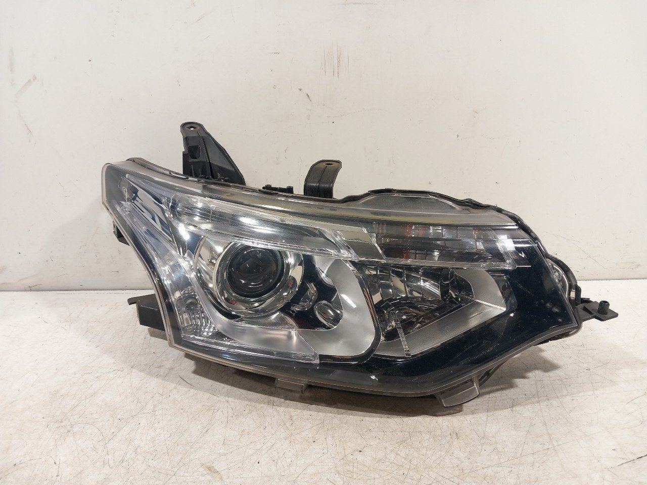 Koplamp rechts Mitsubishi Outlander, Onderdelen@venauto.nl, Van der Ven Autorecycling B.V., Gebruikt, Ettenseweg 76, 4706 PB Roosendaal, The Netherlands