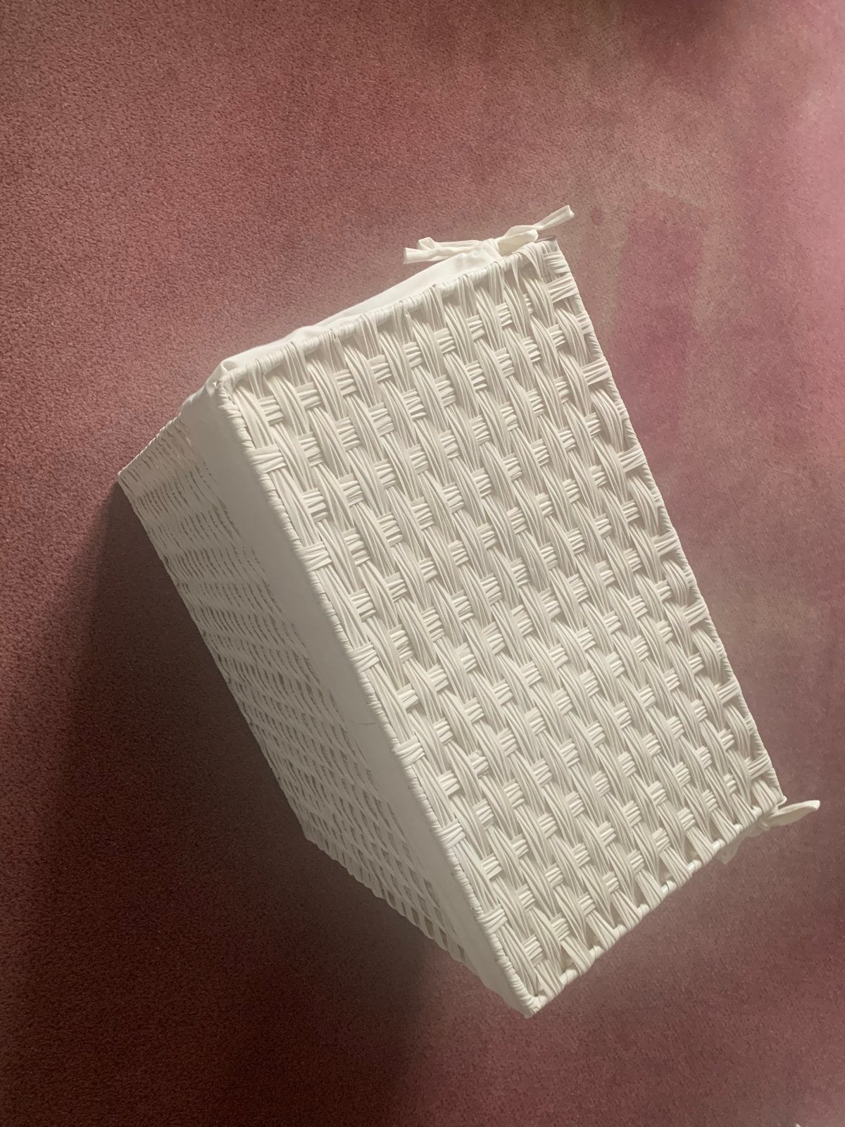 Witte rieten wasmand met stoffen binnenvoering, Ophalen, Gevlochten, Mand, Zo goed als nieuw
