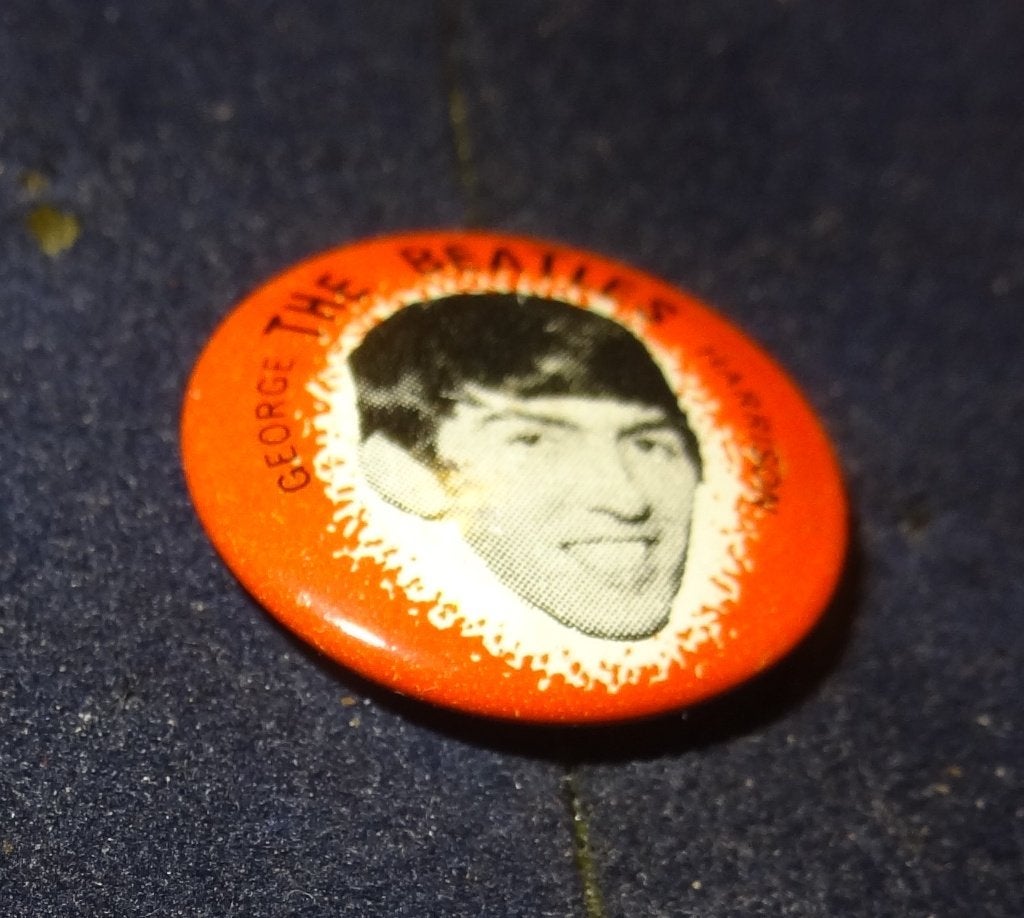 Beatles George Harrison Beatles Oranje Button uit 1964, Verzenden, Gebruikt, Overige onderwerpen, Button