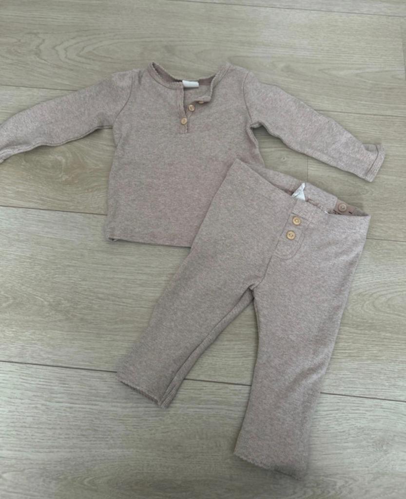 Schattige geribbelde set voor baby's - maat 62, Kinderen en Baby's, Babykleding | Maat 62, Ophalen of Verzenden, Zo goed als nieuw