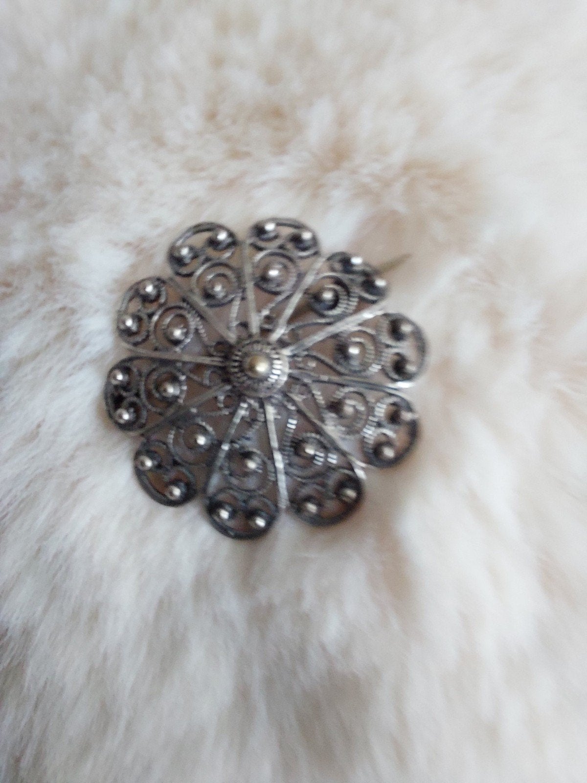 Vintage Zilverkleurige Broche Bloem Filigraan, Sieraden, Tassen en Uiterlijk, Broches, 4 tot 7 cm, Gebruikt, Ophalen of Verzenden