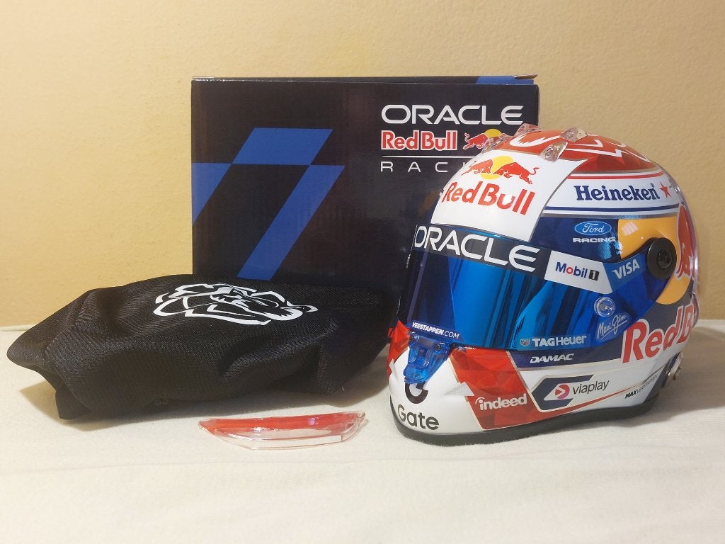 Max Verstappen Red Bull F1-helm seizoen 2026 1:2, Verzamelen, Verzenden, Zo goed als nieuw, Formule 1