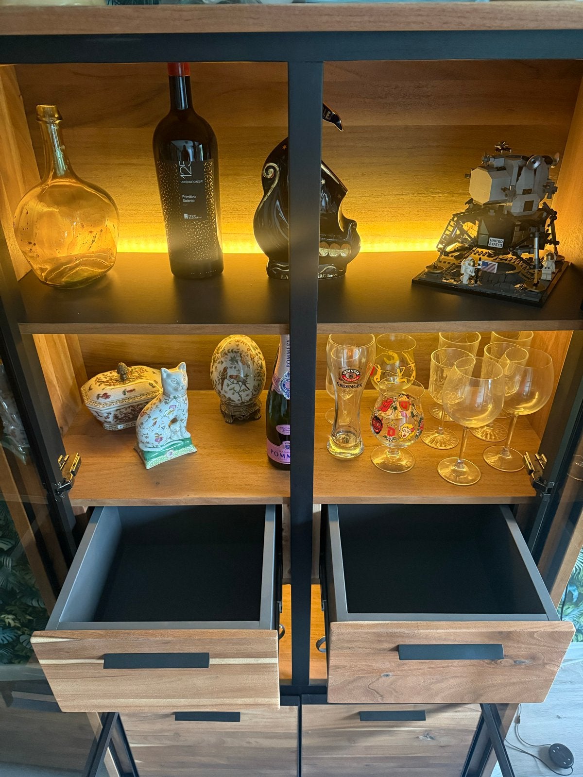 Foto 4 van Moderne vitrinekast met verlichting en opbergruimte