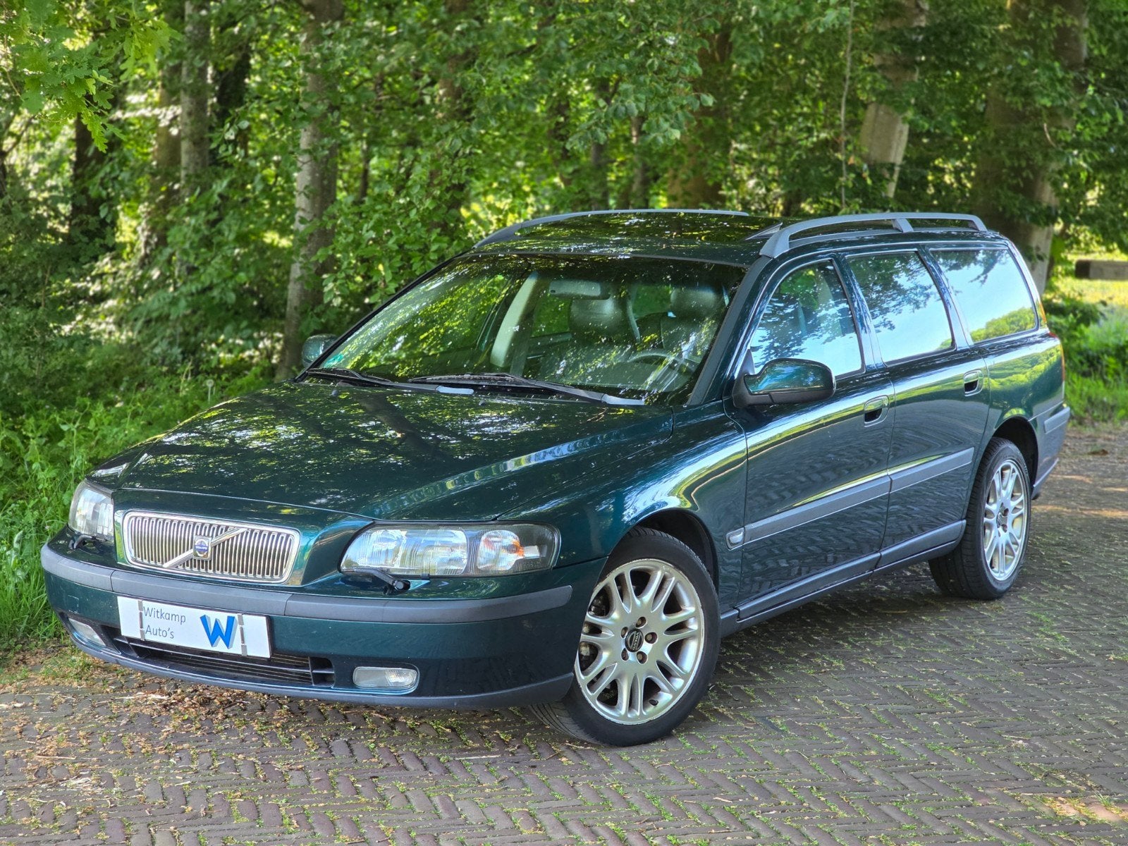 Volvo V70 2.4 T 200PK AUT | Youngtimer | Nw APK |, Auto's, 1800 kg, Zwart, 2435 cc, 1565 kg