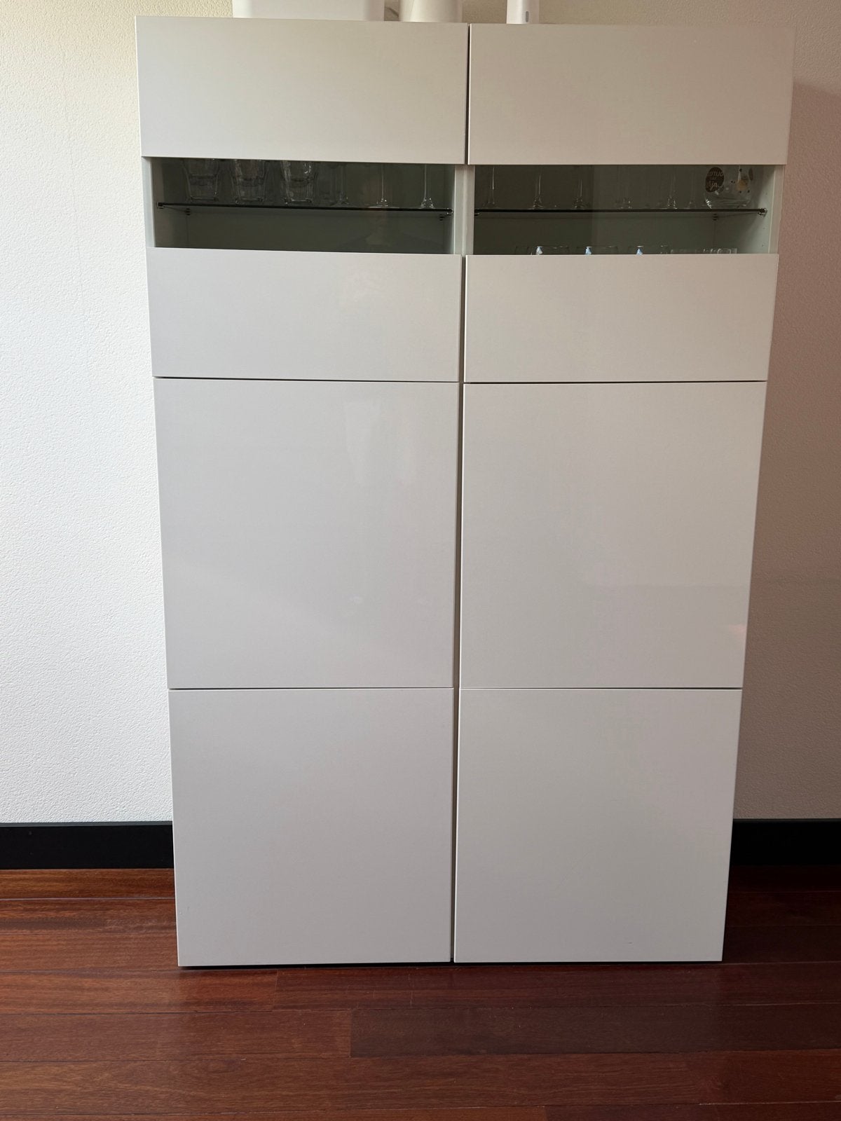 Witte vitrinekast met deuren en planken, Ophalen, Gebruikt, 100 tot 150 cm, 25 tot 50 cm