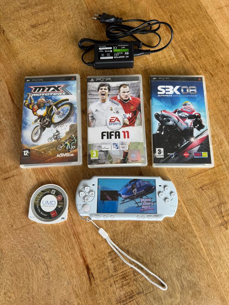 Sony PlayStation Portable ( PSP ) met oplader en games, Spelcomputers en Games, Spelcomputers | Sony PSP, Met games, Ophalen of Verzenden