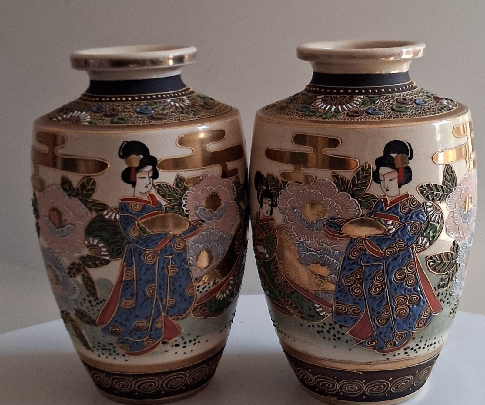 Prachtig paar Satsuma vazen met Geisha en bloemmotief, Antiek en Kunst, Ophalen