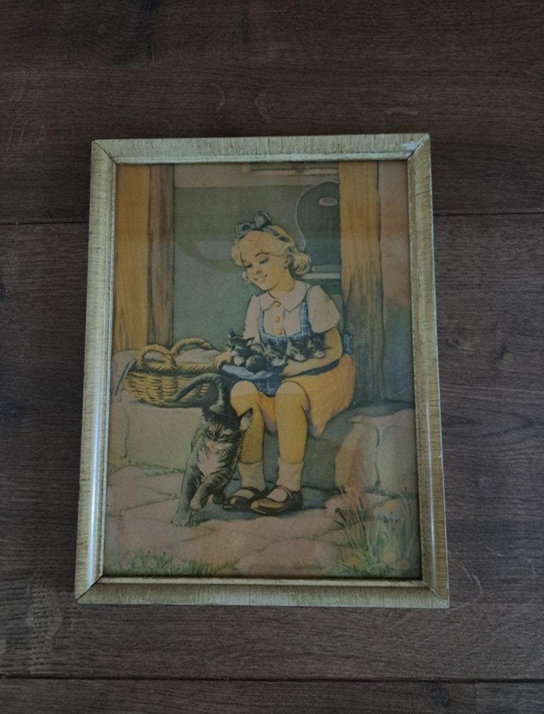 Vintage ingelijste prent: Meisje met kittens 24,5-18,5 cm, Minder dan 50 cm, Gebruikt, Ophalen of Verzenden, Schilderij