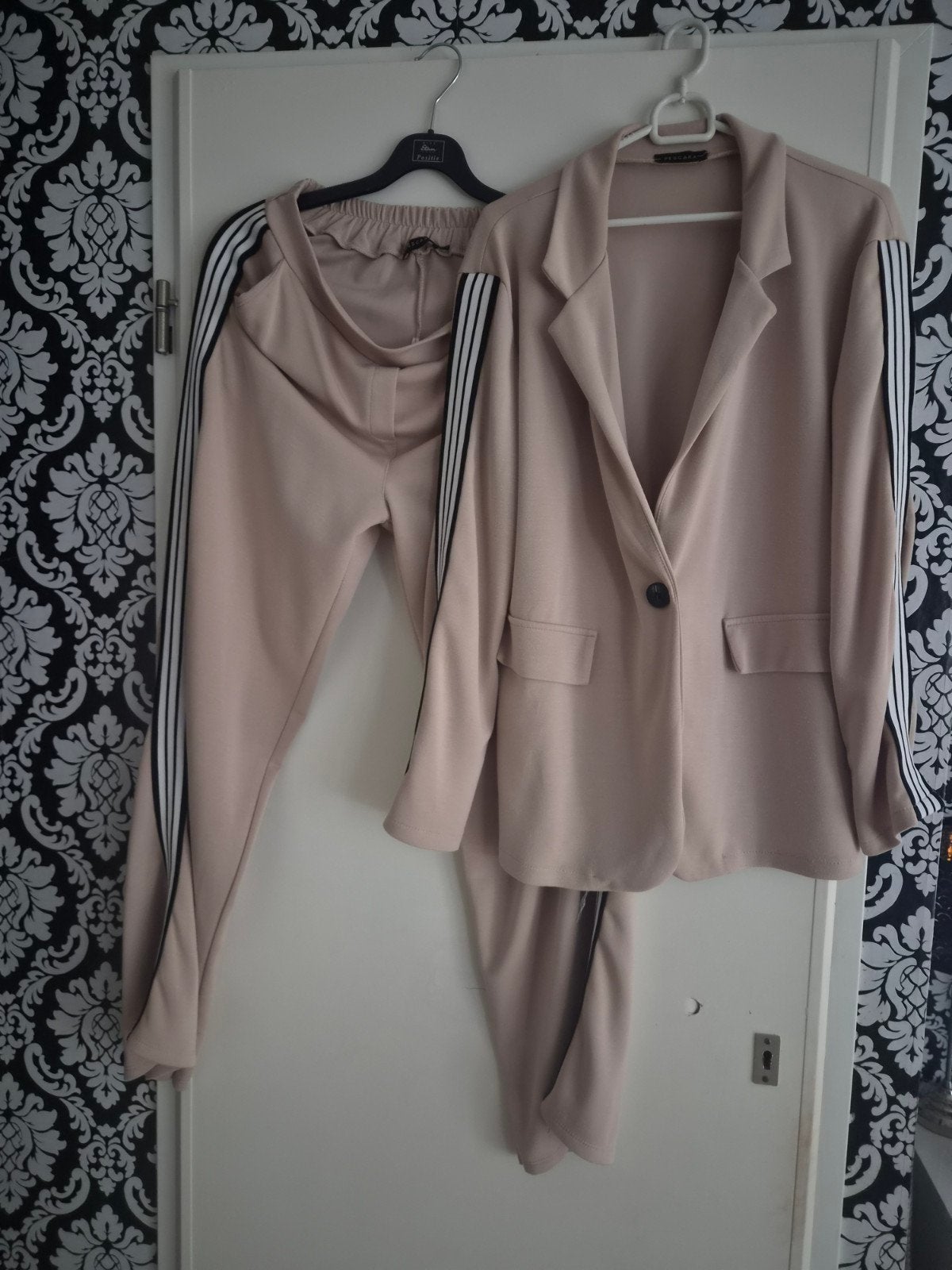 Nieuw damespak met blazer en broek - Maat M, Kleding | Dames, Maat 38/40 (M), Beige, Ophalen of Verzenden, Lang
