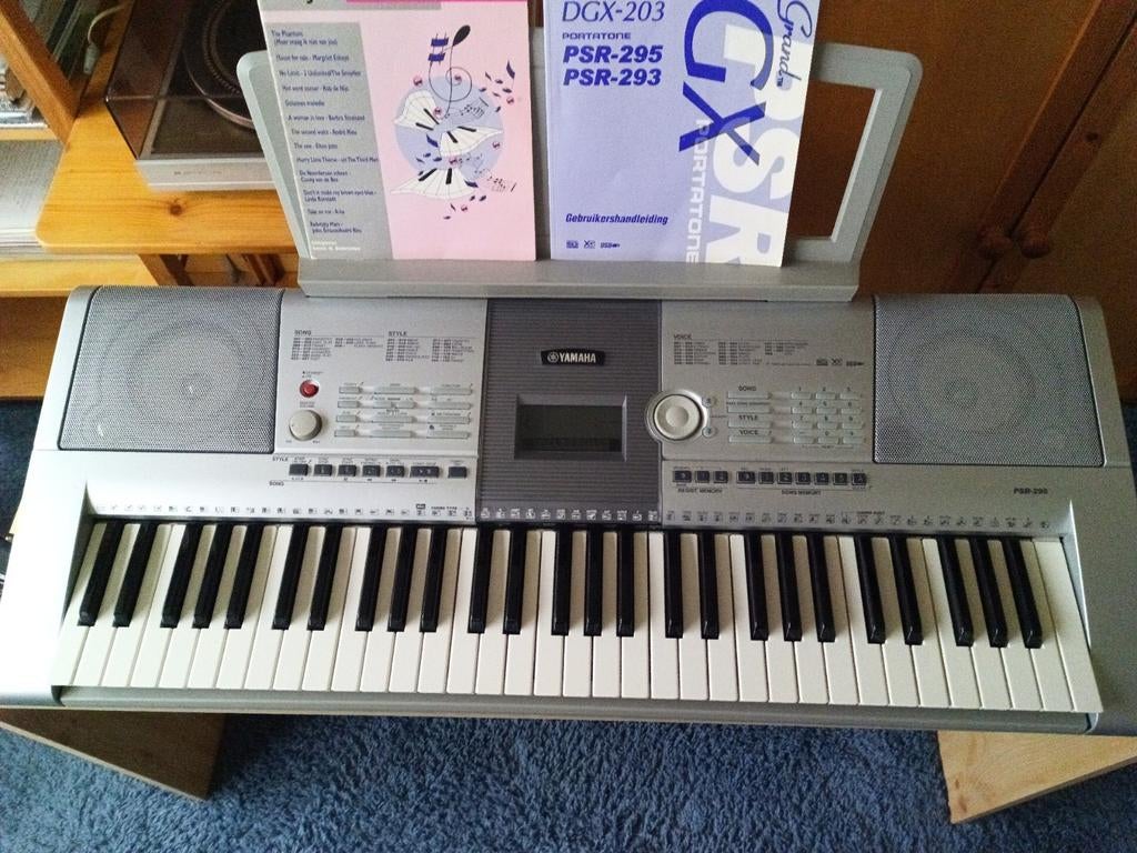 Yamaha PSR-295 Keyboard met standaard en bladmuziek, Ophalen