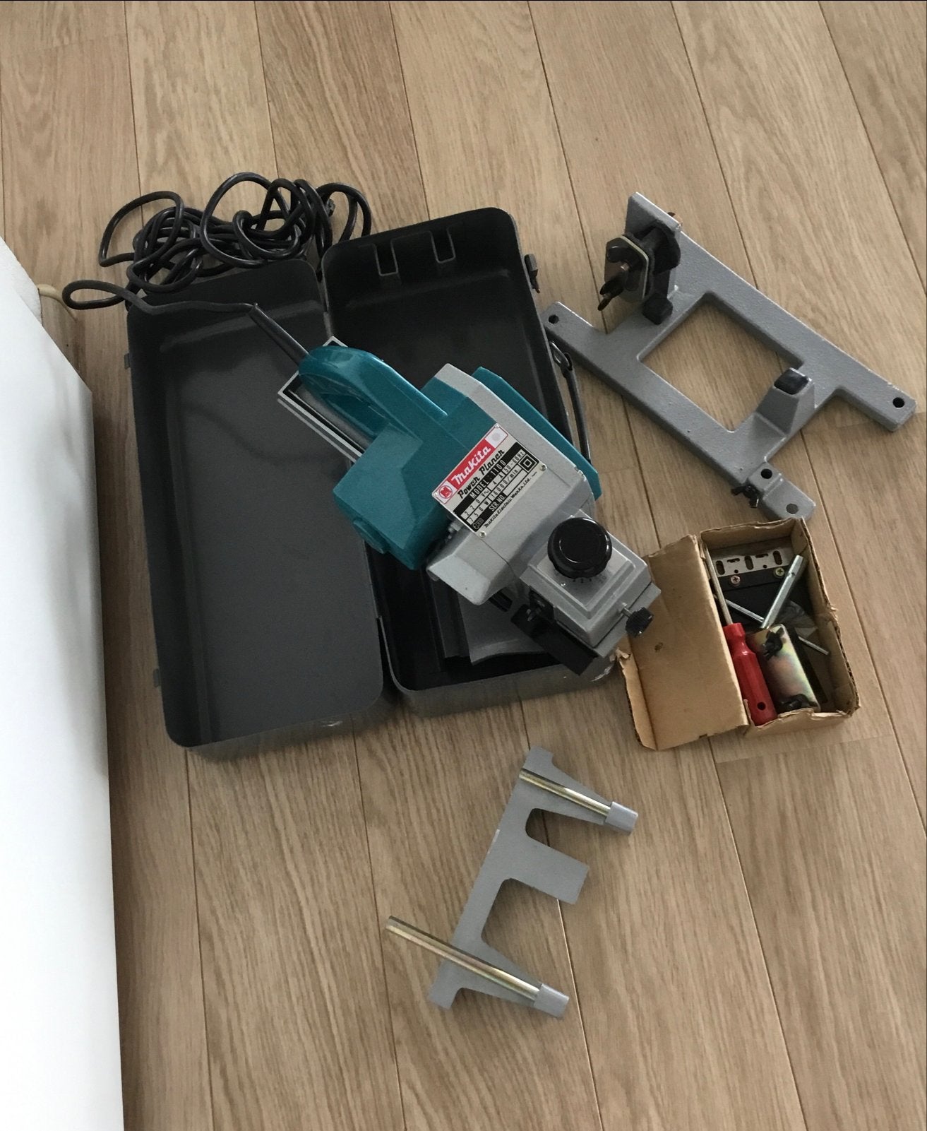 Makita elektrische schaafmachine Model 1100W, z.g.a.n., Ophalen, Zo goed als nieuw, Elektrisch