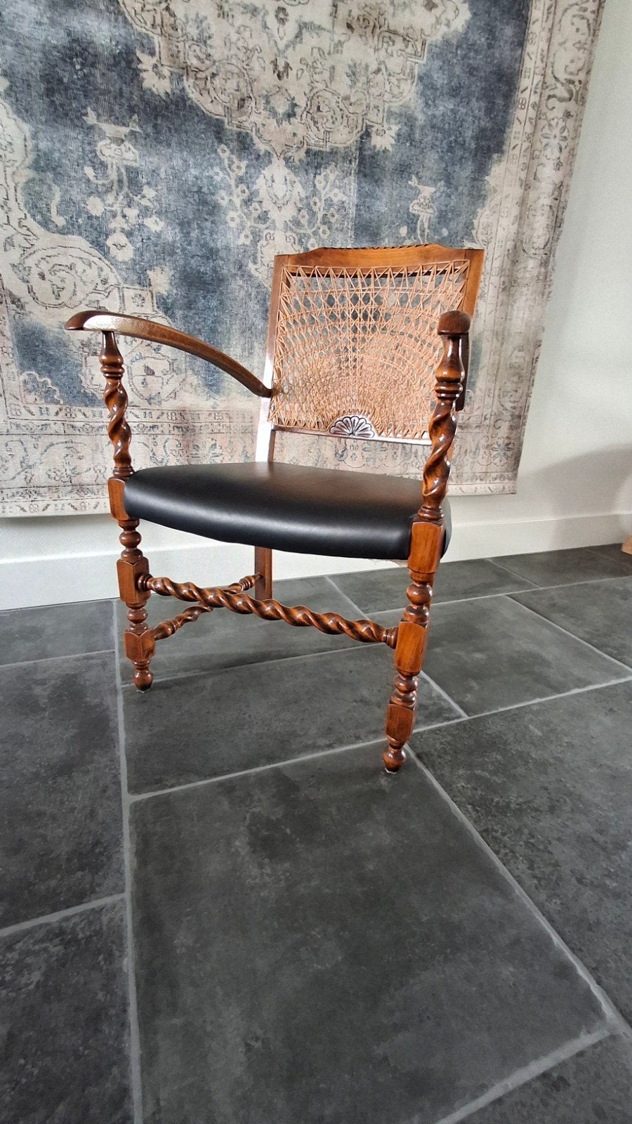 Antieke houten stoel met gedraaide poten ,handgevlochten rug, Ophalen