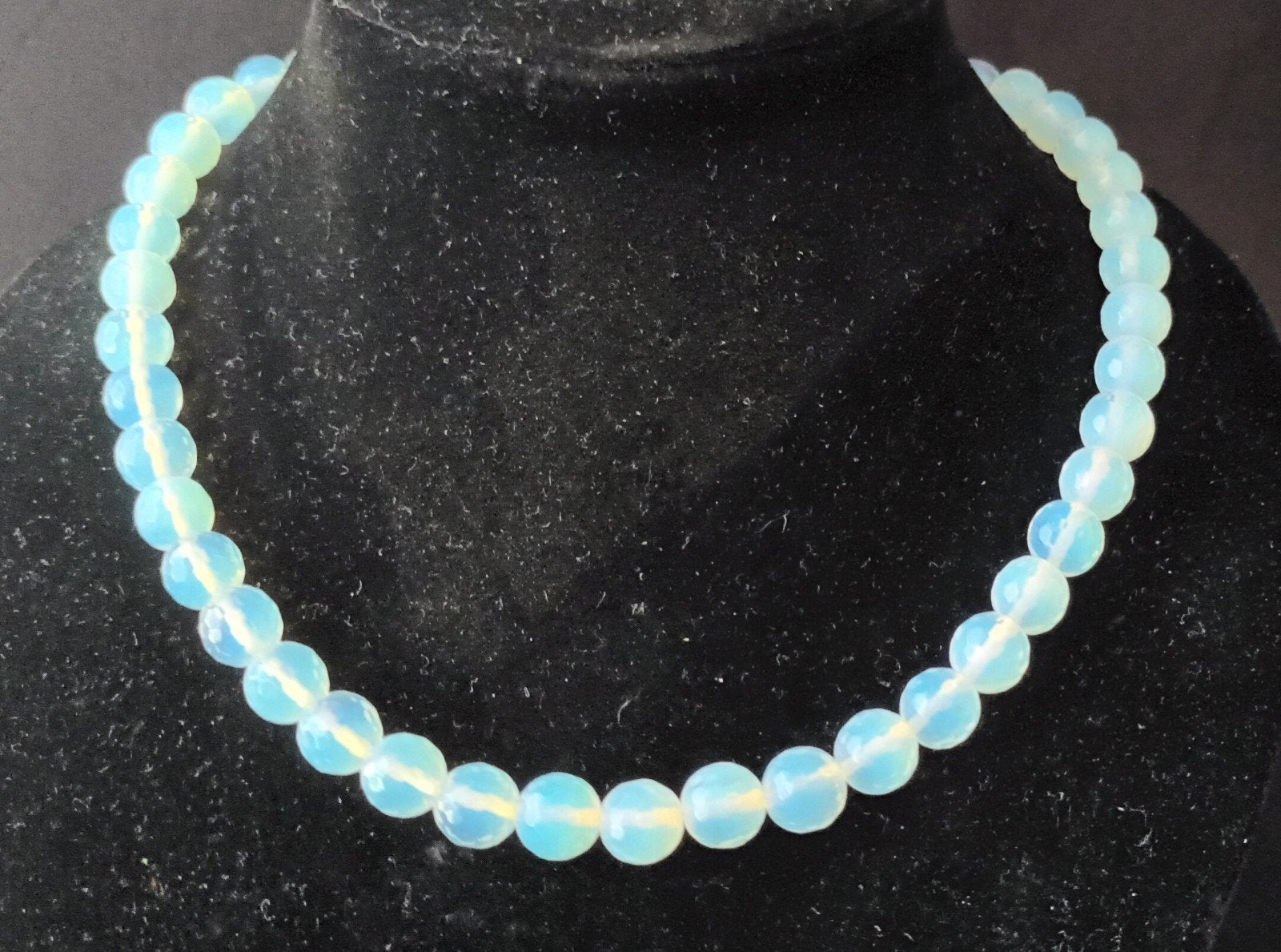 Ketting met facetgeslepen opaliet kralen, Sieraden, Tassen en Uiterlijk, Kettingen, Wit, Nieuw, Verstelbaar, Ophalen of Verzenden