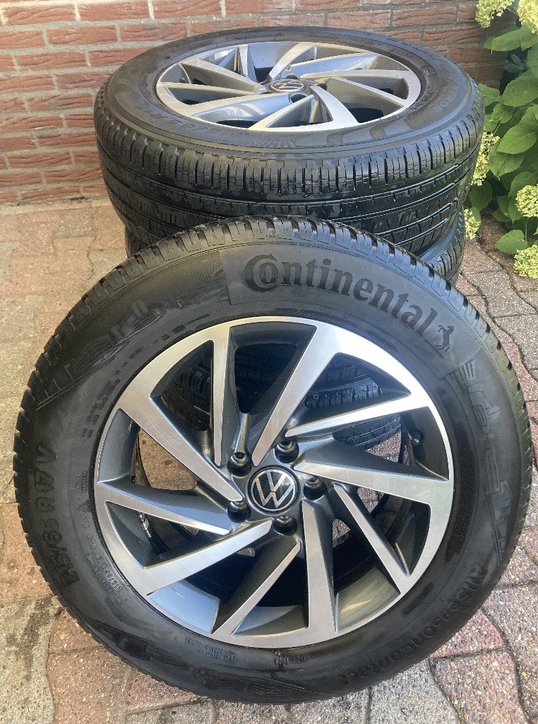 Originele Volkswagen Tiguan velgen met winterbanden., Ophalen, Banden en Velgen, 17 inch, Winterbanden